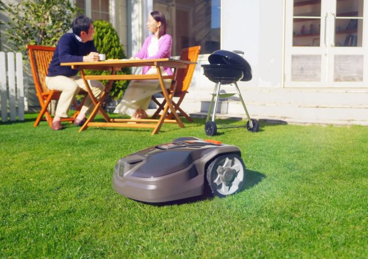 ハスクバーナのオートモア　ロボット草刈り機